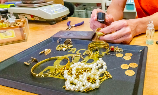 Examen de bijoux au comptoir SC GOLD