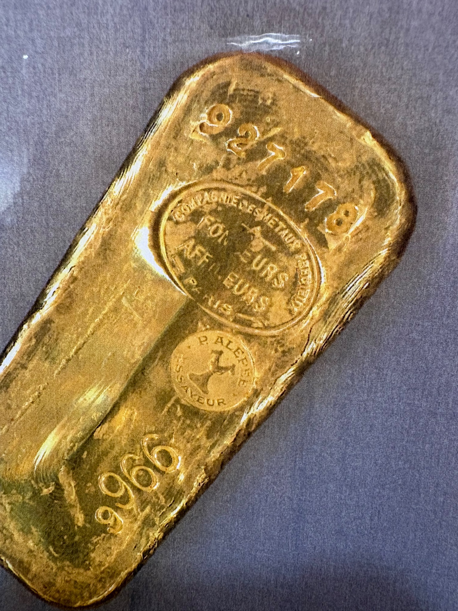 Gros plan du lingot ancien présenté à SC GOLD, avec les marques du fondeur et de l’essayeur
